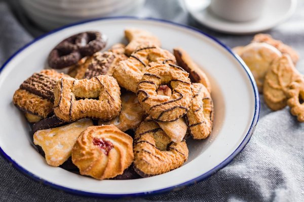 Comment réaliser des biscuits sablés décorés pour les fêtes ?